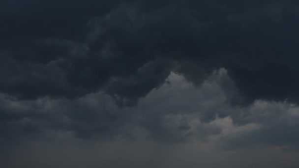 Nubes y relámpagos y lluvia — Vídeo de stock