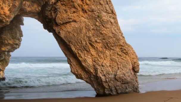 Arco de roca y el océano surf — Vídeo de stock