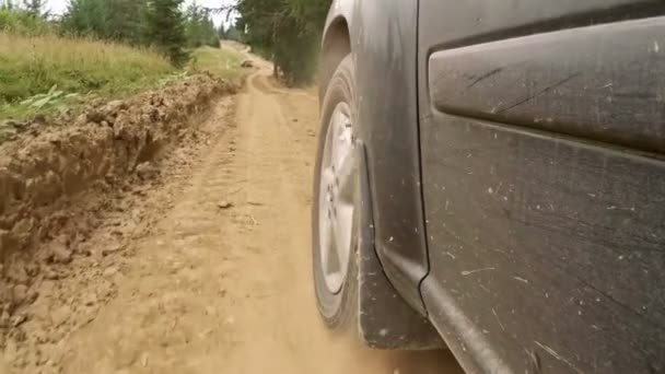 Offroader jezdí na po prašné silnici — Stock video