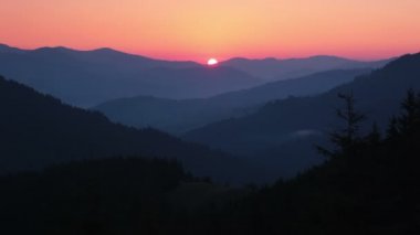 Sunrise yapraklara ve ormanlık dağlar üzerine. Zaman atlamalı