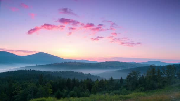 Strahlender Sonnenaufgang und Nebel in den Tälern. Zeitraffer 4k — Stockvideo