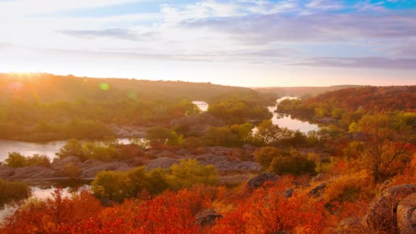 Hösten River Valley och soluppgång. Tidsinställd 4k — Stockvideo