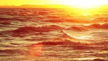 Dalgalar ve batan güneşin