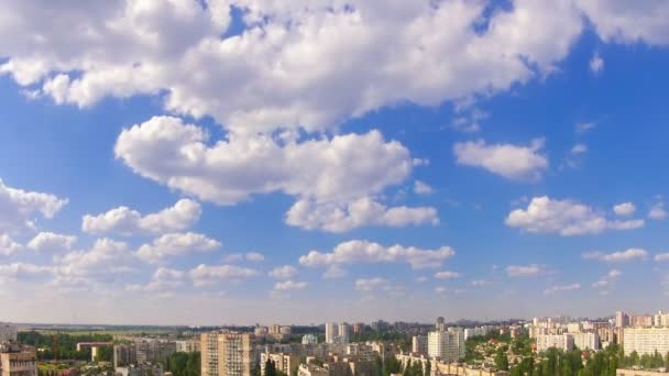Bílá oblaka nad městem. Časová prodleva — Stock video