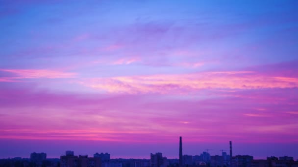 Salida del sol sobre la ciudad costera. Tiempo de caducidad 4K — Vídeos de Stock