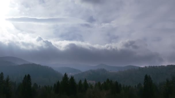 Dramatischer Himmel in den Bergen. Zeitraffer — Stockvideo