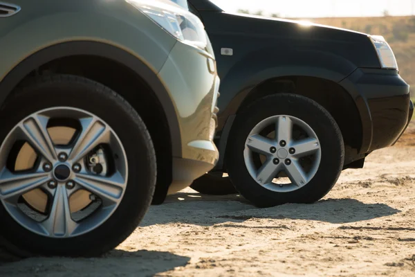 Dois SUVs estacionados na areia — Fotografia de Stock