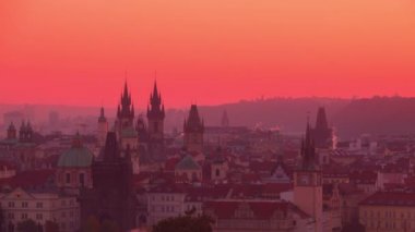 Çatılar Prag altın sabah. Zaman atlamalı 4k