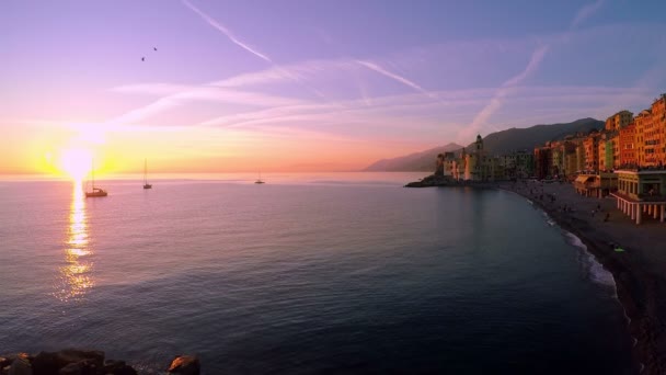 Coucher de soleil dans une petite ville balnéaire — Video