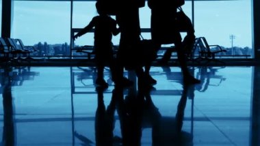 Havaalanı. Yolcu tanınmaz Silhouettes