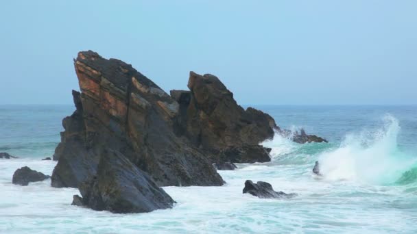 Rock okyanus ve büyük bir dalga — Stok video