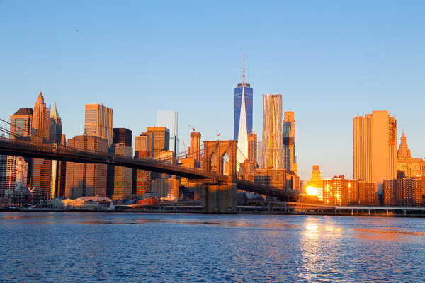 USA. New York. The skyscrapers of Manhattan and the Brooklyn bridge. Morning