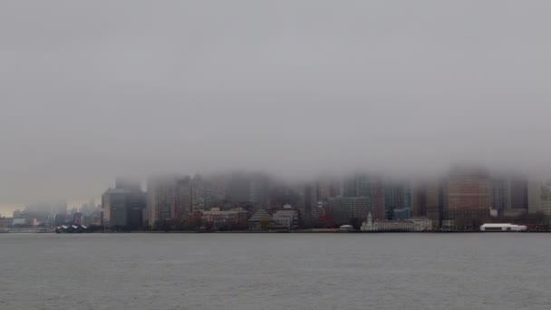 Niebla gruesa sobre Manhattan — Vídeo de stock