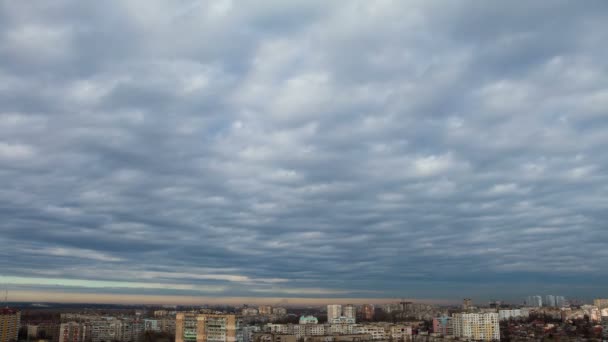 Cielo nublado sobre el área residencial. Tiempo de caducidad 4K — Vídeo de stock