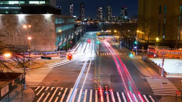 Verkeer kruispunt in de nacht. Time-lapse 4k — Stockvideo