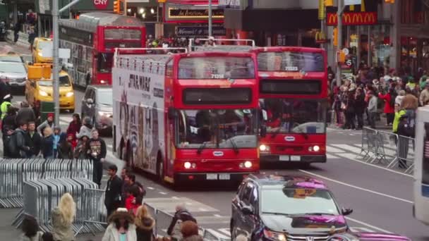 Bussen en mensen op de straat van Nyc — Stockvideo