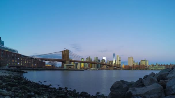 Skalnaté pobřeží a východ slunce nad Manhattan. Časová prodleva — Stock video