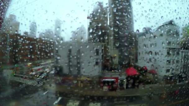 Deszcz. Kolejka linowa powyżej ulicy — Wideo stockowe