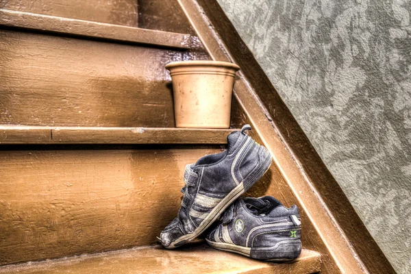 Старий дитяче взуття на сходи — стокове фото