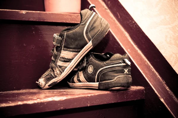 Chaussures de vieux enfants sur un escalier — Photo