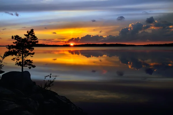 Pôr do sol mágico. Lago Pongoma, Carélia Setentrional, Rússia — Fotografia de Stock
