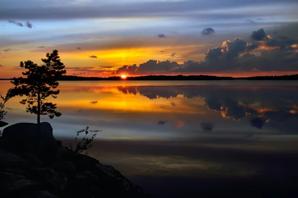 Sihirli günbatımı. Lake Pongoma, Kuzey Karelya, Rusya Federasyonu