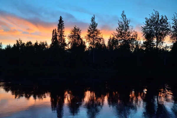 Crépuscule romantique. Rivière Pongoma. Carélie, Russie — Photo