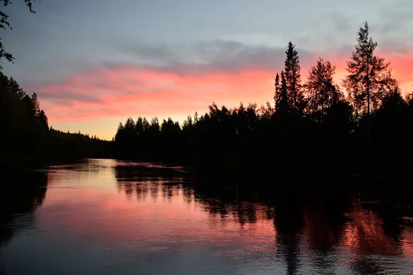 Crepúsculo rosa. Río Pongoma. Karelia, Rusia —  Fotos de Stock