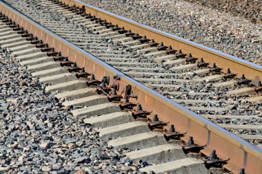 Demiryolu. Demiryolu ve beton yatakları yakında.