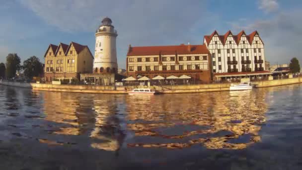 Kaliningrad, Russia - 20 agosto 2016: Villaggio dei pescatori in una serata estiva. Attrazione turistica, un luogo preferito di riposo degli abitanti della città e visitatori della città. Timelapse — Video Stock