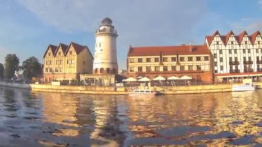 Kaliningrad, Rusya Federasyonu - 20 Ağustos 2016: Timelapse. Bir yaz akşamı balıkçı köyü. Etnografik Merkezi, kasaba halkı kalan ve ziyaretçilerin şehrin en sevdiğim bir yer