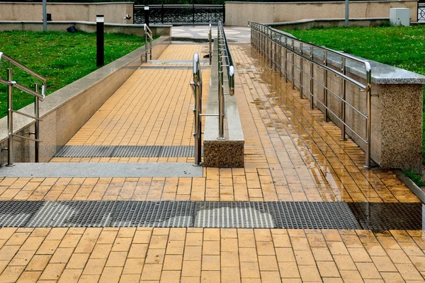 Rampa y escaleras — Foto de Stock