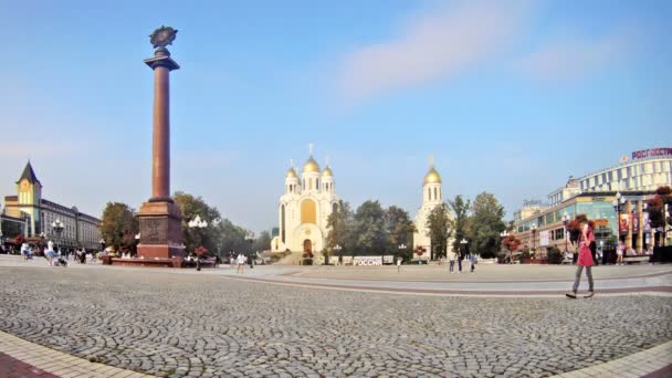 Kaliningrad, russland - 10. september 2016: zeitraffer. Touristen und Bürger spazieren an einem Sommerabend auf dem Victory Square, dem zentralen Platz der Stadt — Stockvideo