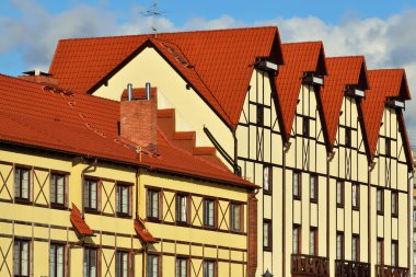Yarı ahşap mimarisi. Balıkçı köyü, Kaliningrad, eski