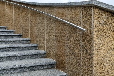 Mermer adımlar ve çelik korkuluk merdiven