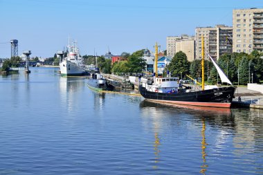 Kaliningrad, Rusya Federasyonu - 18 Eylül 2012: Peter quay adlı gemi ve denizaltı büyük demirli. Turistik kentin, favori tatil spot kasaba halkı