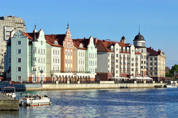 Kaliningrad, russland - 3. Mai 2014: Fischerdorf an einem Sommerabend. Touristenattraktion, Lieblingsplatz der Städter und Besucher der Stadt — Stockfoto