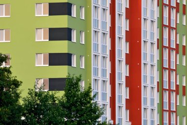 Modern, çok katlı bir kamu binasının parçası.