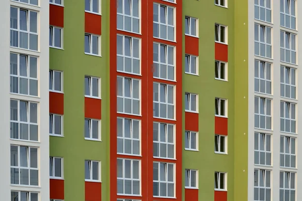 近代的な新しいマルチ階建ての住宅公共の建物の断片 — ストック写真