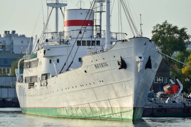 Kaliningrad, Rusya - 30 Eylül 2020: Araştırma gemisi Vityaz, Dünya Okyanusu Müzesi 'nin yolu üzerinde duruyor.