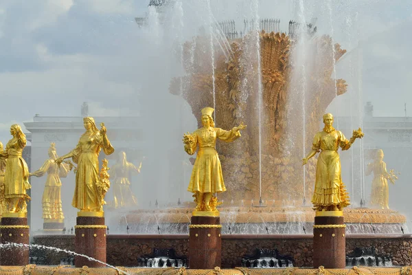Moscow Russia August 2020 Fountain Friendship Peoples Golden Statues Main — Stock Photo, Image
