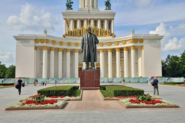 モスクワ ロシア 2020年8月25日 Vdnhのレーニンの主なパビリオンと記念碑 国家経済の成果展示会は モスクワの常設の汎用展示会と遊園地です — ストック写真