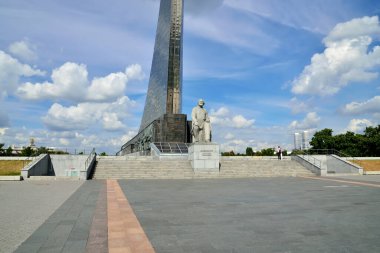 Moskova, Rusya - 25 Ağustos 2020: Kozmonotlar Müzesi 'nin kurucusu Konstantin Eduardovich Tsiolkovsky Anıtı' nın manzarası. Moskova, Rusya