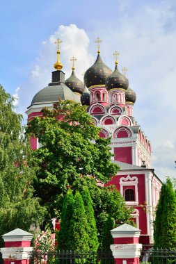 Moskova, Rusya - 25 Ağustos 2020: Güneşli bir yaz gününde Tikhvin kilisesi.