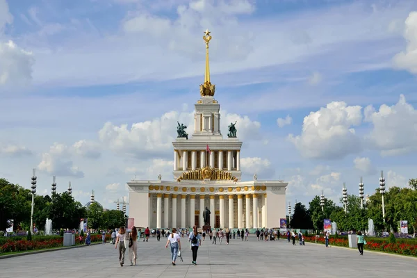 モスクワ ロシア 2020年8月25日 Vdnkhのメインパビリオンのビュー 国家経済の成果の展示会は モスクワ ロシアの恒久的な一般的な目的の貿易ショーや遊園地です — ストック写真