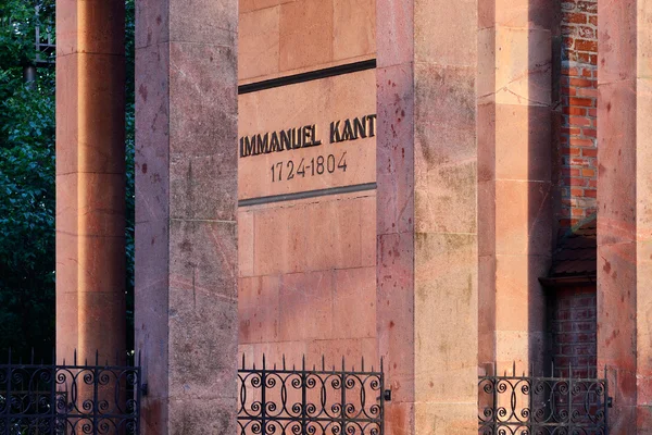 Tumba de Emanuel Kant en la tarde de verano. Kaliningrado, Rusia — Foto de Stock