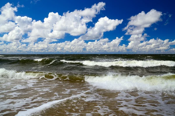 Baltık Denizi ve cumulus bulutları — Stok fotoğraf