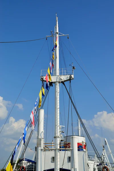 Sovrastruttura della nave e bandiere — Foto Stock