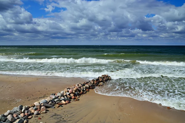 Балтийское море и волнолом — стоковое фото