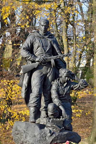 Minnesmärke till krigare - scout i victory park, kaliningrad, Ryssland — Stockfoto